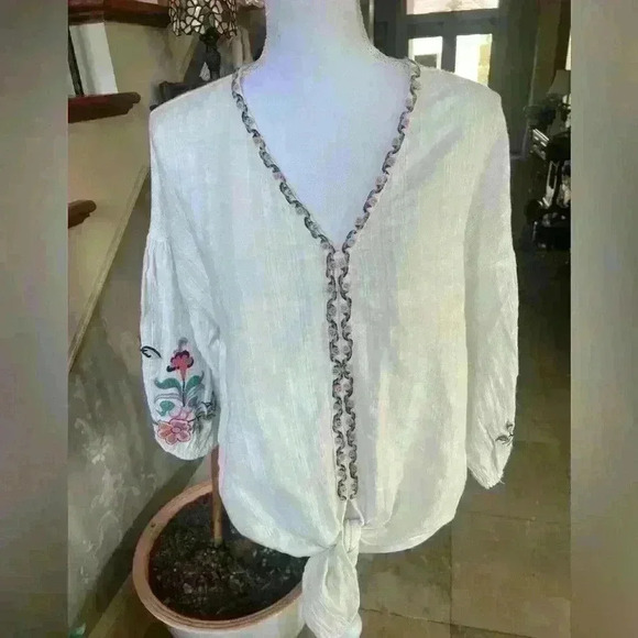 Max Studio blouse size Large. V neck white embroidered sleeves and neckline - Picture 10 of 15